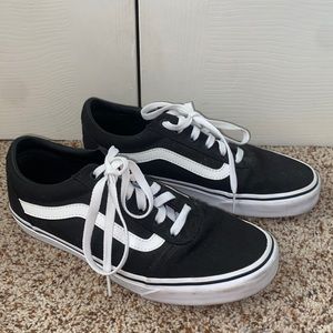 Women’s black and white low top vans. Size 9.5!